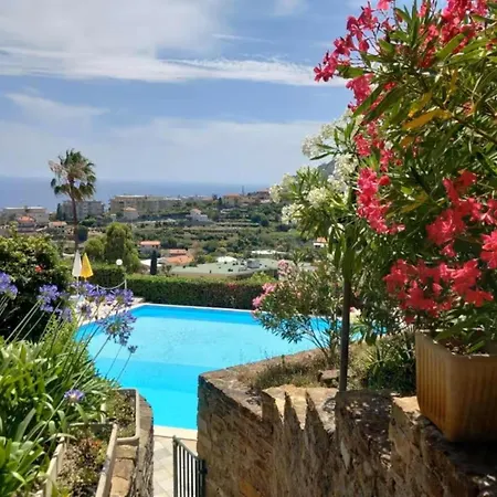 Bilocale Vista Mare Con Giardino Privato E Piscina 산레모