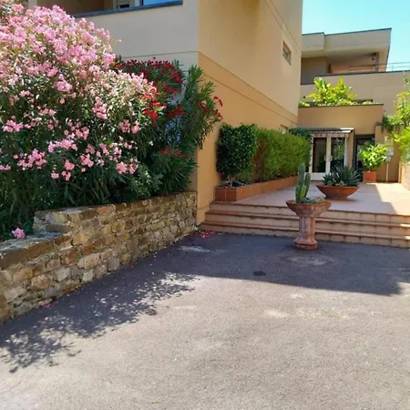 Bilocale Vista Mare Con Giardino Privato E Piscina Апартаменты
