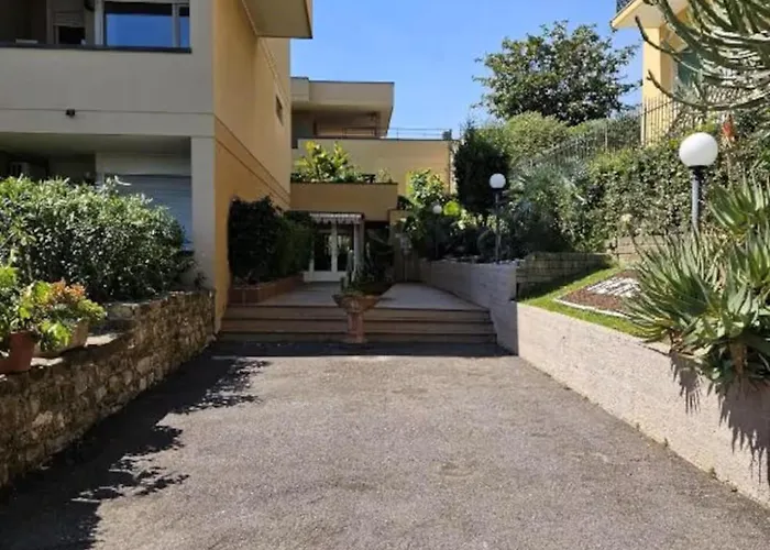 Bilocale Vista Mare Con Giardino Privato E Piscina